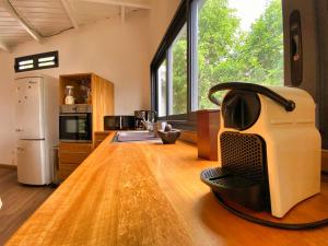 una cocina con un aparato grande en la parte superior de un suelo de madera en Lodge Nature, en Saint-Leu