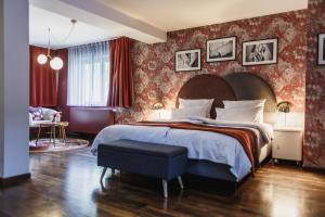 Postel nebo postele na pokoji v ubytování The Circus Hotel