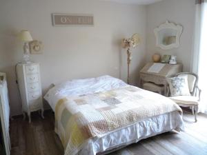 Schlafzimmer mit einem Bett, einer Kommode und einem Spiegel in der Unterkunft SALSA in Ceyreste