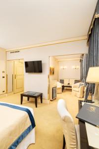 una camera d'albergo con letto e soggiorno di Hotel A La Commedia a Venezia