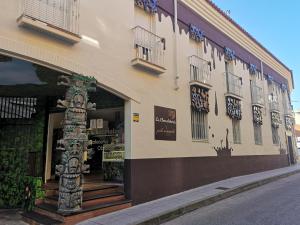 ein Geschäft vor einem Gebäude auf einer Straße in der Unterkunft El Indio CHocolatería Boutique Hostel in Pinto