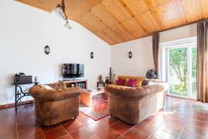的住宿－A casa de Valenza，客厅配有两张沙发和一张桌子