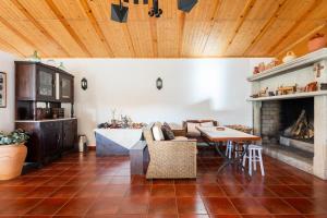 een woonkamer met een tafel en een open haard bij A casa de Valenza 