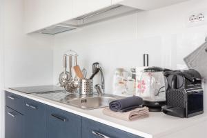 encimera de cocina con fregadero y utensilios de cocina en Al Lago Camping & Rooms, en Riva del Garda