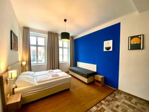 una camera con letto e parete blu di Katerina's Downtown Apartments a Praga