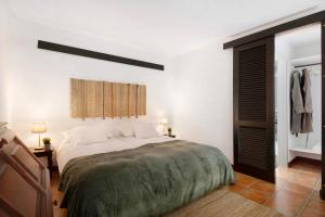 een slaapkamer met een groot bed en een raam bij Finca Emblemática - Nº2 Chibusque in La Vegueta +19 foto's