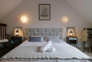 1 dormitorio con 1 cama grande y toallas. en Maison de pêcheur Loguivy de la mer, en Ploubazlanec