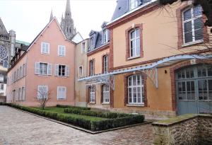 una fila de edificios en una calle adoquinada en L'esprit d'antan, quartier historique deux personnes, en Chartres