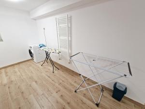 Zimmer mit einem Bett und einem Tisch in der Unterkunft Noclegi Kielce - Dom nad rzeką in Kielce