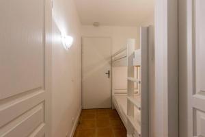 um quarto com um corredor com um armário e uma porta em La Ciotat Appartement T2 piscine clim parking em La Ciotat