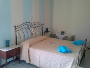 Civitanova del SannioにあるLa Ruvva B&Bのベッドルーム1室(青いタオル付きのベッド1台付)
