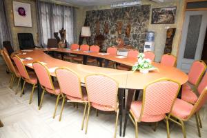 una sala de conferencias con una mesa larga y sillas en Art and Leisure-EB Hotel, en Takoradi