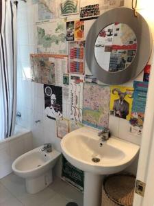 uma casa de banho com um lavatório, um WC e um espelho. em Apartment Penthouse Seville in Alameda City Center em Sevilha