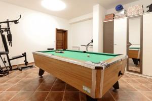 Habitación con mesa de billar y equipamiento para hacer ejercicio en Beautiful villa Kadore with pool in Porec, en Višnjan