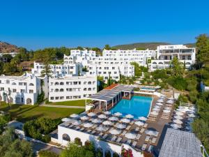  Elle offre une vue aérienne sur un hôtel doté d'une piscine. dans l'établissement Lindos Village Resort & Spa - Adults Only, à Lindos