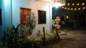 uma casa com uma série de luzes ao lado de uma porta em ELEN INN - Malapascua Island - Private Fan room with shared bathroom #5 em Malapascua