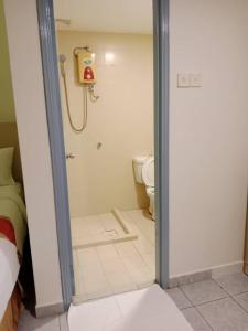 uma casa de banho com um chuveiro e um WC. em bintang hotel em Kuala Lumpur