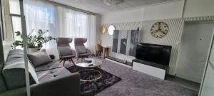 un soggiorno con divano e TV di Sluníčkový apartmán A9 v Chomutově a Chomutov