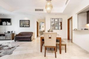 een woonkamer met een tafel en een bank bij Trident Grand Residence,Dubai Marina - 3BR Apartment - Allsopp&Allsopp in Dubai