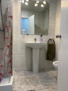 a bathroom with a sink and a mirror at Germanies Home, Algemesi Home in Algemesí