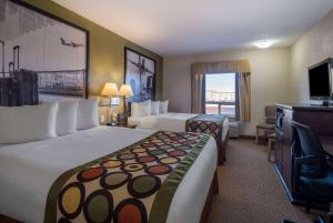 Una cama o camas en una habitación de Super 8 by Wyndham Edmonton International Airport