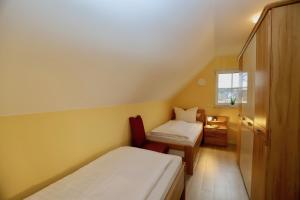 a small room with two beds and a window at Haus Sonne Ferienwohnung 5 in Thiessow