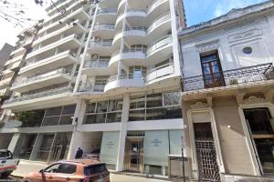 a building with a car parked in front of it at Hotel Howard Johnson Rosario in Rosario