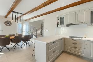 Η κουζίνα ή μικρή κουζίνα στο Beautiful villa Jurasi with outdoor pool in Tinjan