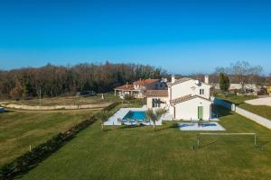 Πισίνα στο ή κοντά στο Beautiful villa Jurasi with outdoor pool in Tinjan