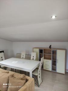 a living room with a white table and chairs at Leipzig-Neuseeland-Ferienwohnung in Rötha