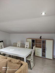 a living room with a white table and chairs at Leipzig-Neuseeland-Ferienwohnung in Rötha +7 photos