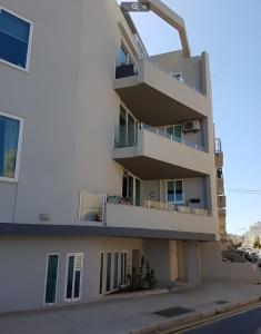 un edificio con balconi sul lato di St. Julian's Super Bright And Spacious Seaview Apartment a San Giuliano