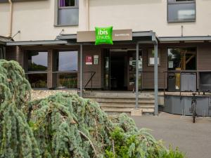 a bus stop with a sign in front of a building at ibis Styles Sarrebourg in Sarrebourg