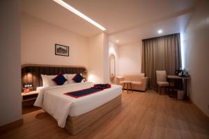 Habitación de hotel con cama grande y escritorio. en Zip By Spree Hotels Gangtok en Gangtok