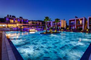 A piscina localizada em Celeste Bella Luxury Hotel & Spa ou nos arredores
