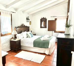 Łóżko lub łóżka w pokoju w obiekcie La Mejorana Refugio andaluz con piscina entre olivos