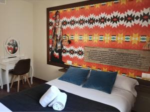 a bedroom with a bed with a large wall above it at El Indio Chocolatería Boutique in Pinto +33 photos