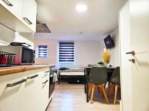 Una cocina y un comedor con mesa y sillas. en Apartment in Vaihingen an der Enz - Ensingen, en Vaihingen an der Enz