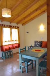 a dining room with a table and chairs at Cabañas Las Violetas Patagonia in El Bolsón