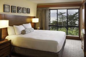 - une chambre avec un grand lit et une grande fenêtre dans l'établissement Hyatt Vacation Club At Highlands Inn, à Carmel