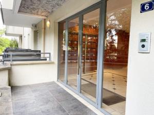 una entrada a un edificio con puertas correderas de cristal en L'Estival - Free parking, en Mainvilliers 2 fotos más