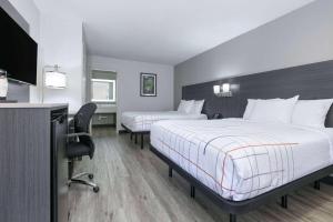 Кровать или кровати в номере La Quinta Inn by Wyndham Dallas Uptown