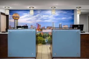 Лобби или стойка регистрации в La Quinta by Wyndham Knoxville Airport +27 фотографий