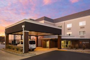 a building with a van parked in front of it at La Quinta by Wyndham Knoxville Airport in Alcoa