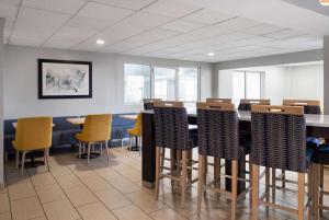 uma sala de conferências com mesa e cadeiras em La Quinta by Wyndham Knoxville Airport em Alcoa