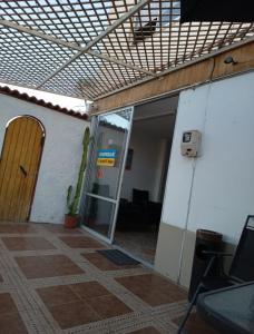 una entrada a un edificio con una puerta y un cactus en Hospedaje GYT Caldera, en Caldera