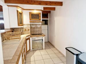 una cucina con fornelli e piano di lavoro di NOUVEAU - Maison Cozy 150m2 - 3 chambres - Grand Salon - Clim - Wifi fibre - Netflix - 5' du centre et gare - Cour intérieure - 15' des plages a Montpellier