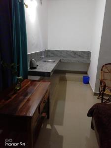 una habitación con un banco en la esquina de una habitación en Edakkal Cottages, en Ambalavayal