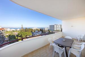 Un balcón con mesa y sillas y una vista en Lagos Ocean View Apartment, en Lagos