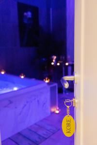 una maniglia con un'etichetta in una stanza di Kore Luxury Suite e Spa a Napoli